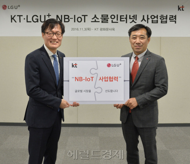 [사진설명=3일 서울 광화문 KT 사옥에서 열린 ‘NB-IoT’ 기술 협약식에 참석한 김준근 KT GiGA IoT사업단장(좌)과 안성준 LG유플러스 IoT사업부문장]