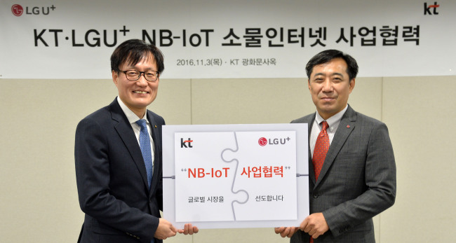 3일 서울 광화문 KT 사옥에서 열린 ‘NB-IoT’ 기술 협약식에 참석한 김준근 KT GiGA IoT사업단장(좌)과 안성준 LG유플러스 IoT사업부문장. 	 윤병찬 기자/yoon4698@
