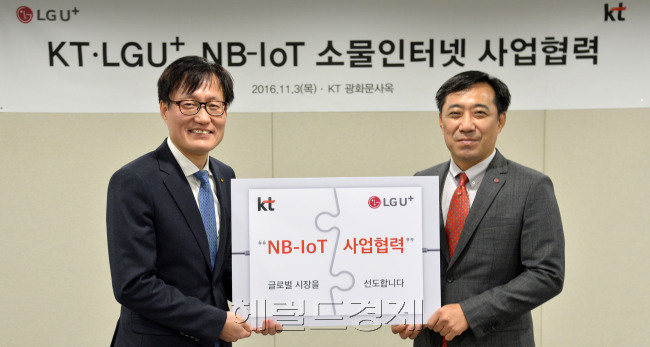 3일 서울 광화문 KT 사옥에서 열린 ‘NB-IoT’ 기술 협약식에 참석한 김준근 KT GiGA IoT사업단장(좌)과 안성준 LG유플러스 IoT사업부문장. 	 윤병찬 기자/yoon4698@