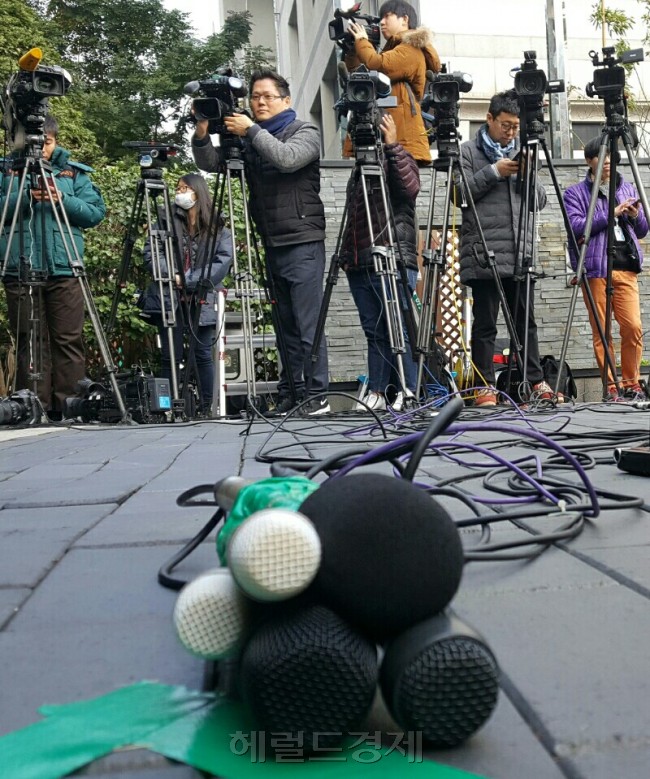 [사진=김병준 총리 후보자의 출근을 앞두고 3일 오전 취재진들이 대기하고 있다. 안훈 기자/rosedale@heraldcorp.com]
