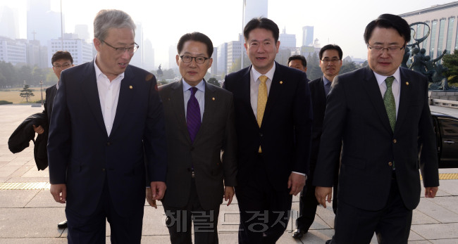 [사진=박지원 국민의당 비상대책위원장이 3일 오전 서울 여의도 국회로 출근하고 있다. 박해묵 기자/mook@heraldcorp.com]