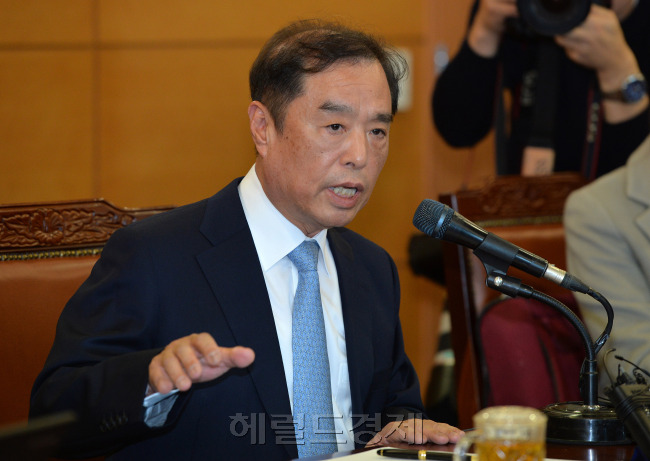 [사진=김병준 신임 국무총리 후보자가 3일 오후 서울 종로구 통의동 금융감독원 연수원에서 열린 기자간담회에서 총리직을 수락하게 된 배경에 대해 입장을 밝히고 있다. 안훈 기자 / rosedale@heraldcorp.com]