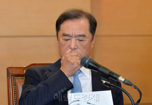 김병준 신임 국무총리 후보자가 3일 오후 서울 종로구 통의동 금융감독원 연수원에서 열린 기자간담회에서 총리직을 수락하게 된 배경에 대해 입장을 밝히기 앞서 기침을 하고 있다. / 안훈 기자 rosedale@heraldcorp.com 2016.11.03
김병준 신임 국무총리 후보자가 3일 오후 서울 종로구 통의동 금융감독원 연수원에서 열린 기자간담회에서 총리직을 수락하게 된 배경에 대해 입장을 밝히기 앞서 기침을 하고 있다. / 안훈 기자 rosedale@heraldcorp.com 2016.11.03