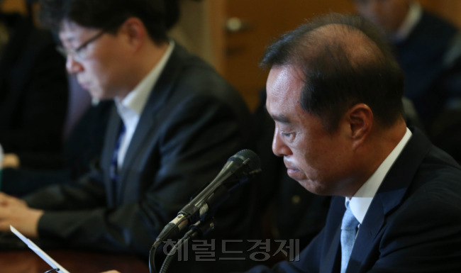 [사진=김병준 국무총리 후보자가 3일 오후 서울 통의동 금융감독원 연수원에서 기자간담회를 열어 입장을 밝히던 중 울먹이고 있다. 안훈 기자 /  rosedale@heraldcorp.com]