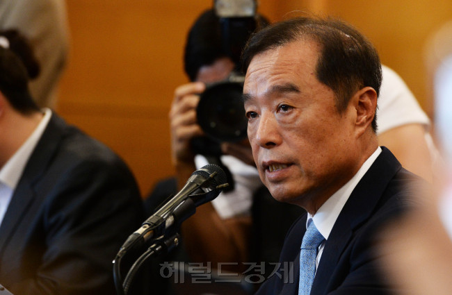 [사진=김병준 국무총리 후보자가 3일 오후 서울 통의동 금융감독원 연수원에서 기자간담회를 열어 입장을 밝히고 있다. 안훈 기자 /  rosedale@heraldcorp.com]