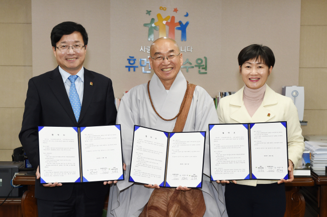 수원시와 한국JTS, 수원휴먼서비스센터가 3일 수원시청 시장 집무실에서 '어려운 이웃 겨울철 난방비 후원’ 협약을 체결하고 정부지원이 부족한 저소득층을 위해 겨울철 난방비를 지원하기로 했다. 사진 왼쪽부터 염태영 수원시장, 법률스님 한국JTS 이사장, 김경순 수원시휴먼서비스센터장
수원시와 한국JTS, 수원휴먼서비스센터가 3일 수원시청 시장 집무실에서 '어려운 이웃 겨울철 난방비 후원’ 협약을 체결하고 정부지원이 부족한 저소득층을 위해 겨울철 난방비를 지원하기로 했다. 사진 왼쪽부터 염태영 수원시장, 법률스님 한국JTS 이사장, 김경순 수원시휴먼서비스센터장