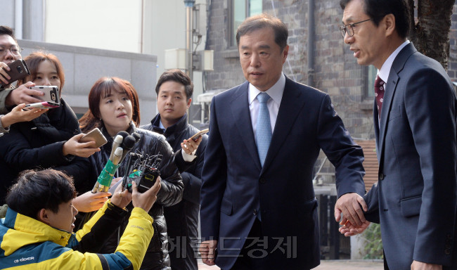 [사진=김병준 총리 내정자가 3일 오전 서울 종로구 통의동 금융감독원 연수원으로 기자들의 질문을 받으며 출근하고 있다. 안훈 기자 rosedale@heraldcorp.com]