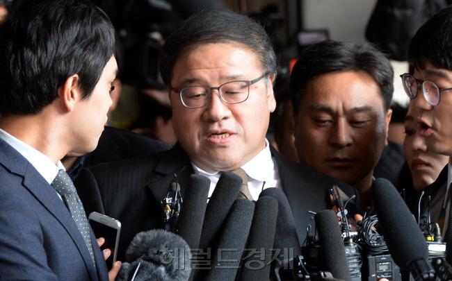 [사진=대기업으로부터 미르ㆍK스포츠 재단을 위한 출연금을 강제 모금했다는 의혹이 제기된 안종범 전 청와대 정책조정수석비서관이 2일 오후 피의자 신분으로 서초구 서울중앙지검에 출석해 취재진 질문에 답하고 있다. 안 전 수석은 “침통한 심정이다. 잘못된 부분 책임지겠다”고 했지만 박근혜 대통령의 지시 여부, 출연금 모금의 강제성 여부에 대해선 답변하지 않았다. 박현구 기자/phko@heralcorp.com]
