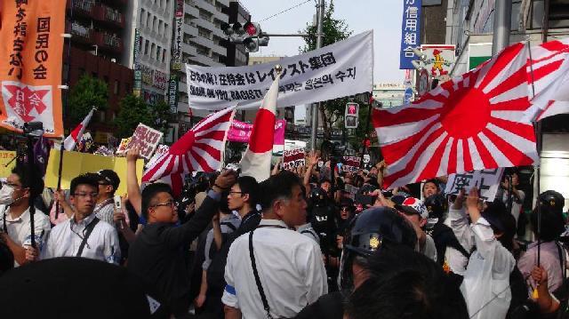 반(反)재일한국 정서를 띠고 있는 ‘재일한국인의 특권을 용납하지 않는 시민 모임’(재특회) 시위현장. 재특회는 제국주의 시절의 일본 번영을 그리워하는 시민들로 구성됐다.