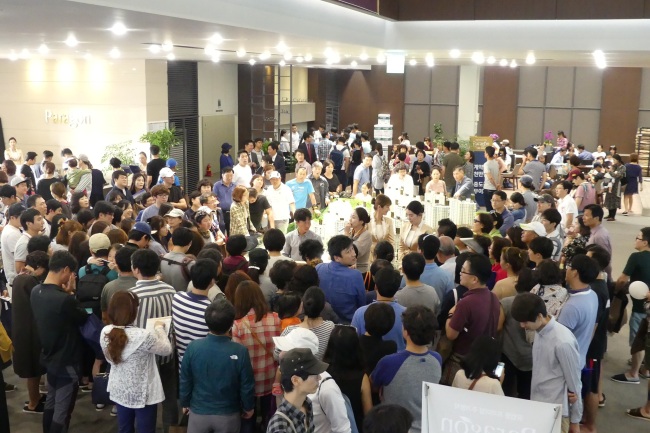 정부가 11ㆍ3 대책으로 분양시장의 투기수요를 솎아내려 들면서 건설ㆍ주택업계는 청약경쟁률과 계약률이 떨어질까 전전긍긍하고 있다. 방문객들이 가득 들어찬 견본주택을 기대하기 어렵게 됐다는 이유에서다. 전문가들은 청약률 등에 목매는 업계의 관례를 개선해야 한다는 따끔한 목소리도 나온다.