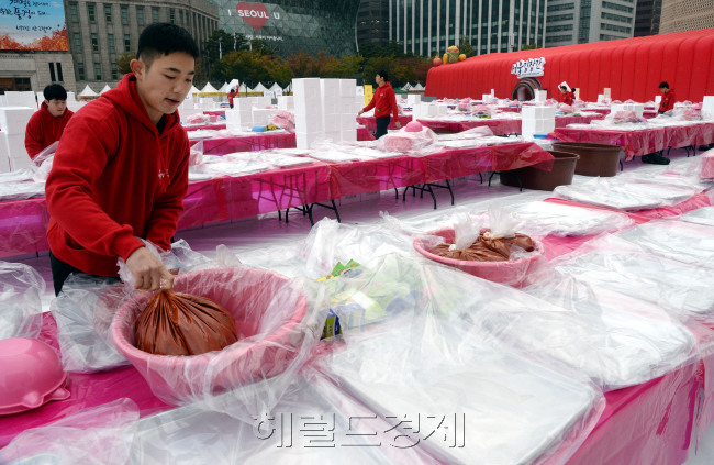 세상은 국정농단 의혹 ‘최순실 게이트’로 시끄럽지만, 4일 오전 한때의 서울 시청 앞 광장은 여유롭고 정이 넘친다. 4일 오전 서울 시청앞 광장에 눈이 온 것처럼 흰 천을 깔고 제3회 김장문화축제를 준비하고 있다. 박현구 기자/phko@heraldcorp.com