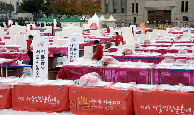 세상은 국정농단 의혹 ‘최순실 게이트’로 시끄럽지만, 4일 오전 한때의 서울 시청 앞 광장은 여유롭고 정이 넘친다. 4일 오전 서울 시청앞 광장에 눈이 온 것처럼 흰 천을 깔고 제3회 김장문화축제를 준비하고 있다. 박현구 기자/phko@heraldcorp.com