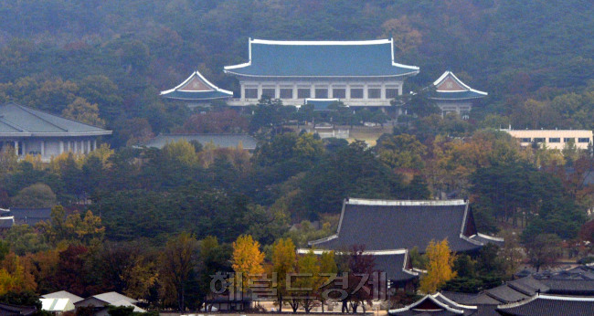 [사진=최순실 씨의 ‘국정농단 의혹’이 국민의 분노를 사고 있는 가운데, 박근혜 대통령의 대국민담화를 앞두고 청와대의 긴장감은 어느때보다 높아지고 있다. 검찰의 박 대통령 수사가 가시화되고 있는 것과 관련해 4일 서울 프라자호텔에서 바라본 청와대의 모습이 어쩐지 힘이 없어 보인다. 박현구 기자/phko@heraldcorp.com]