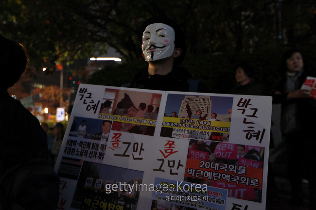 5일 촛불집회에는 많은 참가자들이 가면과 복면을 쓰고 최순실 사태를 풍자할 것으로 보인다. 대법원 양형위원회는 얼굴을 가린 채 불법 시위를 할 경우 가중처벌키로 했으나 시민사회는 집회ㆍ시위 과정에서 개인의 자유를 지나치게 억압한다고 반발하고 있다. 지난 29일 촛불 집회에서 가이 포크스 가면을 쓰고 집회에 참가한 시민.  [게티이미지]