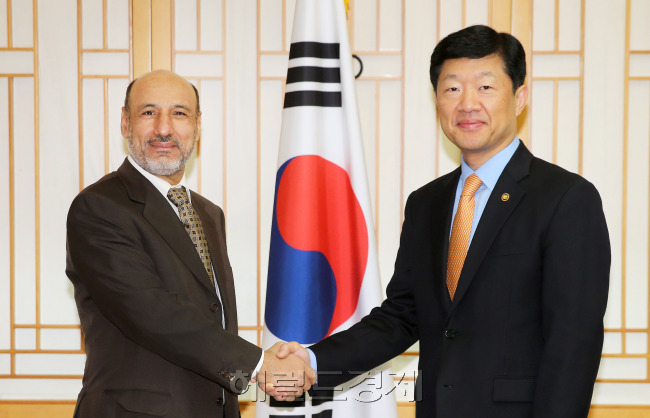 우태희(오른쪽) 산업통상자원부 2차관이 4일 오전 정부서울청사에서 압둘말릭 빈 압둘라 알 히나이 오만 재무부 고문과 면담에 앞서 인사를 나누고 있다. 우 차관은 이 자리에서 한ㆍ오만 양국간 경제 및 투자협력 확대와 우리기업의 프로젝트 수주 협력 등을 당부했다. ［사진=산업통상자원부］