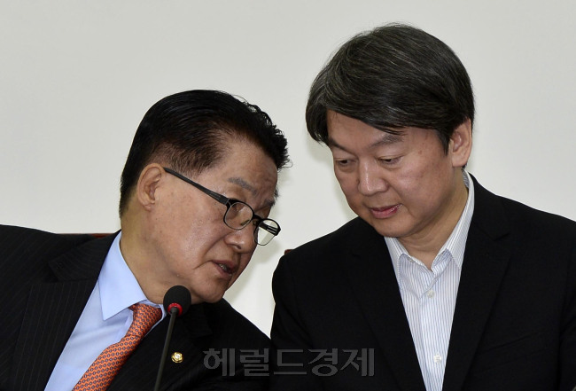 추미애 더불어민주당 대표가 4일 오전 서울 여의도 국회에서 열린 의원총회에 참석하고 있다(왼쪽사진). 박지원 국민의당 비상대책위원장이 4일 오전 서울 여의도 국회에서 열린 비상대책위원-국회의원 연석회의에서 안철수 전 대표와 귀엣말을 나누고 있다.  박해묵 기자/mook@heraldcorp.com