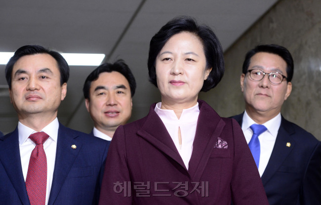 추미애 더불어민주당 대표가 4일 오전 서울 여의도 국회에서 열린 의원총회에 참석하고 있다(왼쪽사진). 박지원 국민의당 비상대책위원장이 4일 오전 서울 여의도 국회에서 열린 비상대책위원-국회의원 연석회의에서 안철수 전 대표와 귀엣말을 나누고 있다.  박해묵 기자/mook@heraldcorp.com