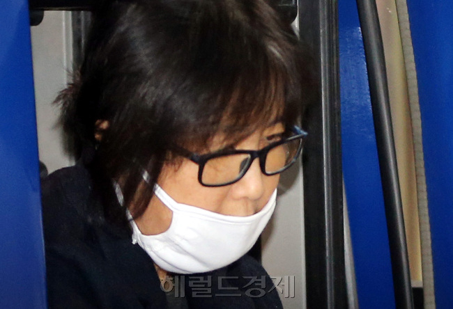 직권남용으로 구속된 최순실 씨가 4일 오전 검찰 조사를 받기 위해 서울 서초구 서울중앙지검에 도착하고 있다. 사진　일부에선 겉옷 주머니에 휴대전화처럼 보이는 전자기기가 삐져나와 보인다. 박현구기자/phko@heraldcorp.com