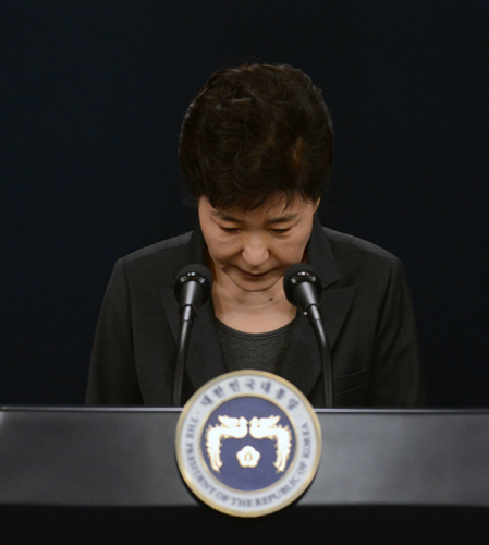 [사진설명=박근혜 대통령이 4일 오전 청와대 브리핑룸에서 대국민 담화문을 발표하는 도중 고개 숙여 사과하고 있다. 청와대사진기자단]