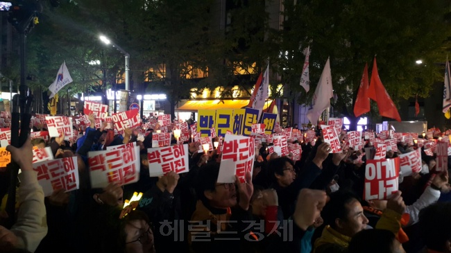 진보 진영 시민단체들로 구성된 민중총궐기 투쟁본부(이하 투쟁본부)는 5일 오후 4시 서울 종로구 광화문광장에서 대규모 촛불집회 ‘모이자! 분노하자! #내려와라 박근혜 2차 범국민행동’ 문화제를 개최한다. 지난달 29일에 이어 2차 촛불집회다. 주최 측은 5만명, 경찰은 3만~4만명이 집회에 참가할 것으로 예상하고 있다. 이에 따라 경찰은 대책 마련에 부심하고 있다. 사진은 지난달 29일 1차 주말 촛불집회. [사진=헤럴드경제DB]