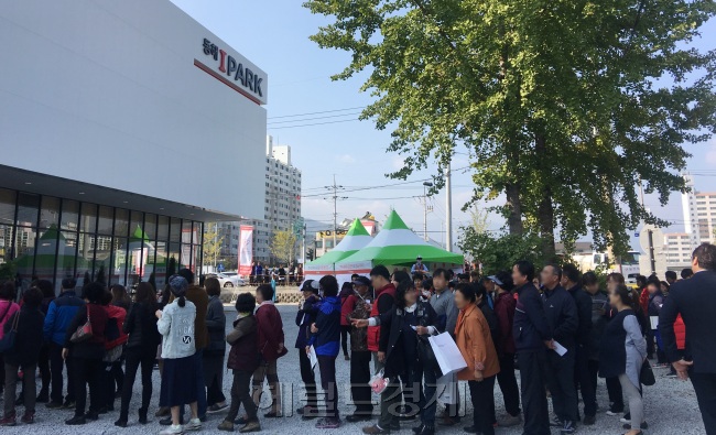 11월 둘째 주 전국에서 총 4565가구의 청약 접수가 진행된다. 견본주택은 5곳에서 문을 연다. 11ㆍ3 대책 이후 분양시장의 행보에 시장의 관심이 쏠힌다. 사진은 동해 아이파크 견본주택 인파 모습. [사진제공=현대산업개발]