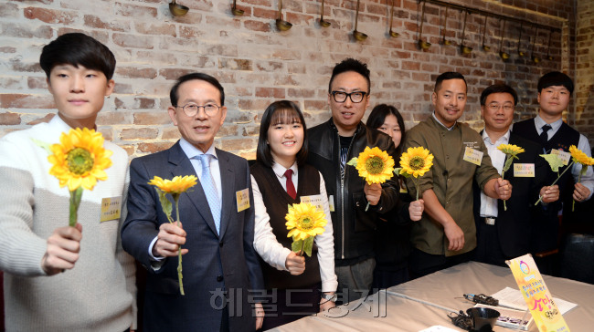 [사진=‘선플 커넥터 박명수와 짜장면 먹자’ 행사에 참석한 이들이 단체 촬영을 하고 있다. 박현구 기자/phko@heraldcorp.com]