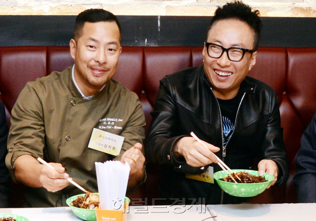 [사진=커넥터로 나선 김치헌(왼쪽) 대표와 박명수 씨. 박현구 기자/phko@heraldcorp.com]