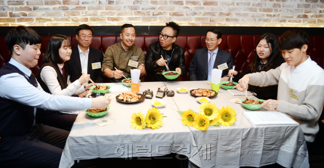 [사진=‘선플 커넥터 박명수와 짜장면 먹자’ 행사 참석자들이 짜장면을 먹으면서 이야기 꽃을 피우고 있다. 박현구 기자/phko@heraldcorp.com]