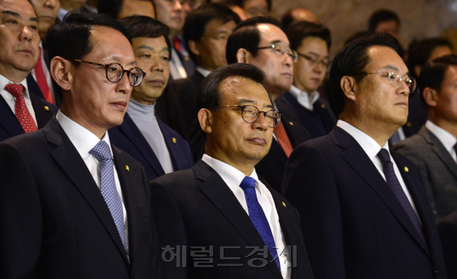 [사진=이정현 새누리당 대표와 정진석 원내대표를 비롯한 새누리당 의원들이 4일 오후 서울 여의도 국회 로텐홀 앞에서 최순실 비리의혹과 관련해 대국민 사죄를 하고 있다. 박해묵 기자/mook@heraldcorp.com]