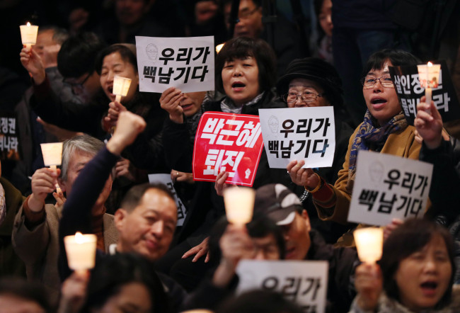 South Korean protesters on Friday call for the resignation of President Park Geun-hye over the Choi Soon-sil scandal during an event to commemorate the late Baek Nam-gi, a protester who died late September after being knocked down by a police water cannon during an anti-government rally held in November last year. (Yonhap)