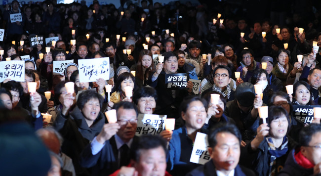 South Korean protesters on Friday call for the resignation of President Park Geun-hye over the Choi Soon-sil scandal during an event to commemorate the late Baek Nam-gi, a protester who died late September after being knocked down by a police water cannon during an anti-government rally held in November last year. (Yonhap)