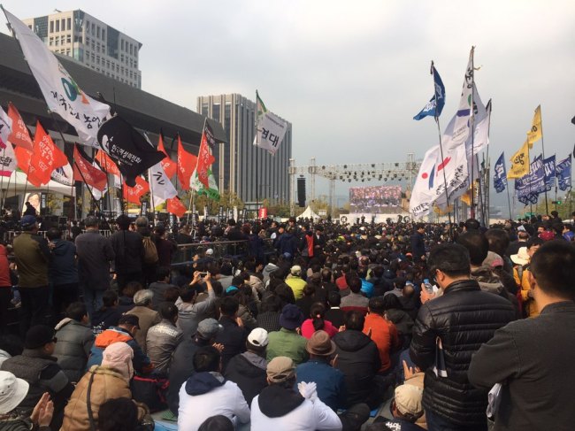 법원은 5일 오후 “경찰의 행진 금지 통고가 잘못됐다”며 참여연대가 청구한 ‘금지통고 집행정지’ 신청을 받아들였다. 앞서 지난 4일 경찰은 행진 경로인 세종대로가 집회 및 시위에 관한 법률에 규정된 ‘주요 도로’에 해당한다는 이유로 금지 통고를 내렸다. 사진은 이날 ‘박근혜 퇴진’ 2차 주말집회에 앞서 서울 종로구 광화문광장에서 열린 고(故) 백남기 씨 영결식장에 모인 참석자들. 이들은 집회에 참석한 뒤 행진할 것으로 보인다. 김진원 기자/jin1@heraldcorp.com