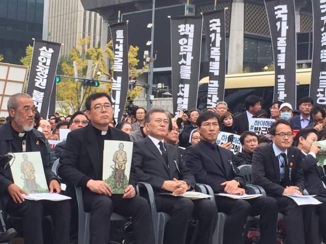 고(故) 백남기 씨 영결식이 5일 오후 서울 종로구 광화문광장에서 엄수됐다. 영결식에는 6000여 명(경찰 추산ㆍ주최 측 추산 1만여 명)이 모였다. 문재인 전 더불어민주당 대표(왼쪽 세 번째), 안희정 충남지사(오른쪽 두 번째) 등 주요 인사들이 영결식을 지켜보고 있다. 김진원 기자/jin1@heraldcorp.com