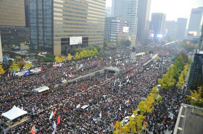 민중총궐기 투쟁본부 등 진보 진영 시민사회ㆍ노동단체들은 4일 오후 서울 종로구 광화문광장에서 ‘모이자! 분노하자! #내려와라 박근혜 2차 범국민행동’ 문화제가 광화문 광장에서 개최했다. 이날 집회에는 경찰 추산 4만3000여 명(주최 측 추산 10만여 명)이 모였다. 사진은 인근 건물에서 옥상에서 본 광화문광장. 김진원 기자/jin1@heraldcorp.com