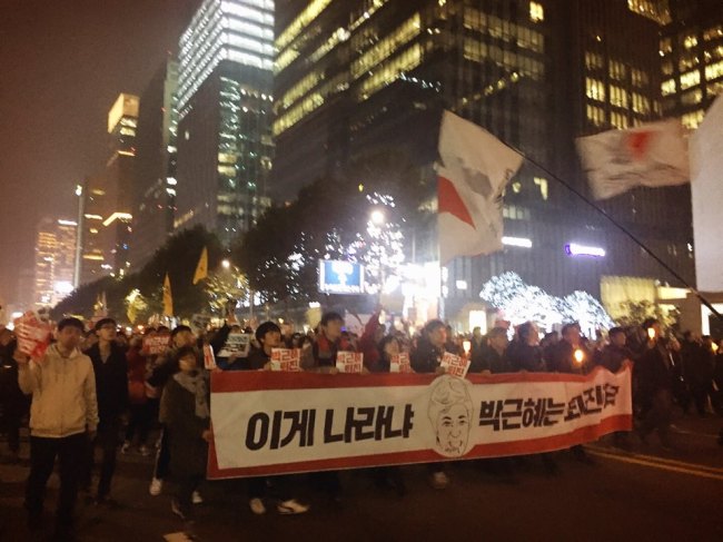 민중총궐기 투쟁본부 등 진보 진영 시민사회ㆍ노동단체들은 4일 오후 서울 종로구 광화문광장에서 ‘모이자! 분노하자! #내려와라 박근혜 2차 범국민행동’ 문화제가 광화문 광장에서 개최했다. 이날 집회에는 경찰 추산 4만3000여 명(주최 측 추산 10만여 명)이 모였다. 집회 참가자 선두가 구호를 외치며 종로1가를 통과하고 있다. 김진원 기자/jin1@heraldcorp.com