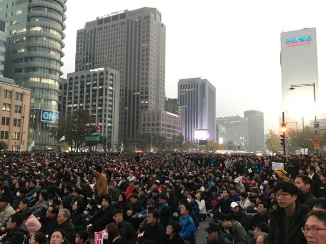 민중총궐기 투쟁본부 등 진보 진영 시민사회ㆍ노동단체들은 4일 오후 서울 종로구 광화문광장에서 ‘모이자! 분노하자! #내려와라 박근혜 2차 범국민행동’ 문화제가 광화문 광장에서 개최했다. 이날 집회에는 경찰 추산 4만5000여 명(주최 측 추산 20만여 명)이 모였다. 사진은 광화문광장에 몰린 인파들. 김진원 기자/jin1@heraldcorp.com