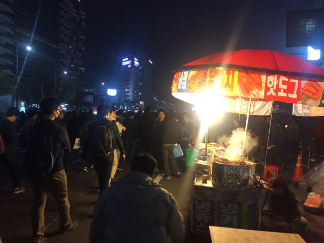 민중총궐기 투쟁본부 등 진보 진영 시민사회ㆍ노동단체들은 4일 오후 서울 종로구 광화문광장에서 ‘모이자! 분노하자! #내려와라 박근혜 2차 범국민행동’ 문화제가 광화문 광장에서 개최했다. 이날 집회에는 경찰 추산 4만5000여 명(주최 측 추산 20만여 명)이 모였다. 이날 인근 노점상도 대목을 맞았다. 한 노점상 주인은 “계산하지는 않았지만, 평소 주말보다 매상이 2배는 올랐을 것”아라고 말했다. 사진은 광화문광장 인근 한 노점상. 김진원 기자/jin1@heraldcorp.com
