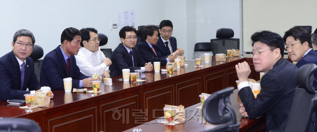 [사진=7일 오전 서울 여의도 국회 의원회관에서 새누리당 중진의원들이 긴급 현안 대책회의를 하고 있다. 박해묵 기자/mook@heraldcorp.com]