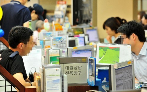 금융권 전문가들은 최근 저축은행의 주택담보대출이 많이 증가한 것에 대해  돈이 급한 사람에게 신용대출의 대가로 주택담보대출 이전을 요구하는 저축은행이 늘어났기 때문이라고 설명하고 있다.