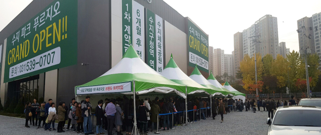 경기 용인시 수지구 수지파크 푸르지오 견본주택에 지난 주말 2만5000명이 몰렸다. 인접한 동탄2신도시가 전매제한이 준공 전까지로 묶인 반면 용인은 규제에서 제외돼 수요자의 관심이 높았던 것으로 보인다. ‘6개월 후 전매 가능’이라고 적힌 현수막이 눈에 띈다.   [사진제공 =대우건설]