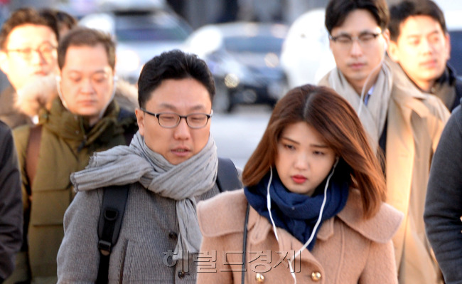 8일 전국 대부분 지역에 비가 온 뒤 가을 추위가 다시 찾아오겠다. 이번 추위는 목요일인 10일까지 계속될 것으로 전망된다. 지난 2일 오전 서울 지역 아침기온이 이틀 연속 영하로 떨어진 가운데 서울 종로구 광화문역 인근에서 두툼한 옷을 입고 출근을 서두르고 있는 시민들. [사진=헤럴드경제DB]