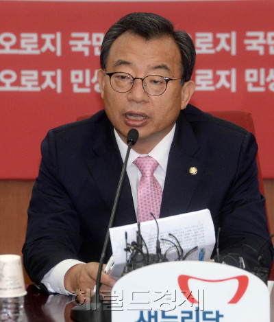 [사진=7일 오전 서울 여의도 새누리당 당사에서 열린 최고위원회의에서 이정현 대표가 자신에게 기회를 한 번만 더 줄 것을 간곡하게 부탁하는 발언을 하고 있다. 안훈 기자 rosedale@heraldcorp.com]