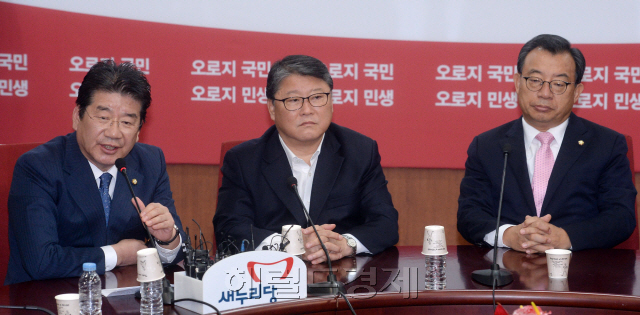 [사진=강석호 새누리당 최고위원(왼쪽)이 7일 오전 서울 여의도 새누리당 당사에서 열린 최고위원회의에서 이정현 대표(오른쪽)의 사퇴를 요구하며 최고위원직에서 물러나겠다는 성명을 발표하고 있다. 이 대표는 “가장 힘들고 어려움에 처한 박근혜 대통령을 당 대표로서 도울 수 있도록 제게 조금만 위기관리의 시간적 여유를 허락해달라”며 자진 사퇴는 없다는 입장을 고수했다. 비박계 중진의원들은 현 지도부가 사퇴하지 않을 경우 별도의 지도체제를 구성하기로 의견을 모았다. 안훈 기자/rosedale@heraldcorp.com]