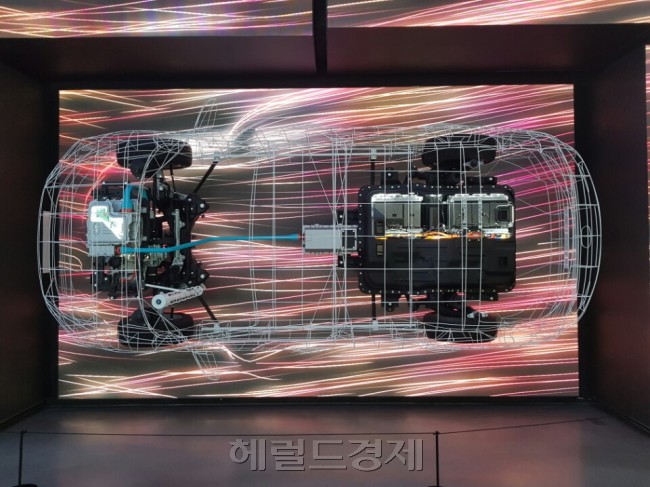 [사진=현대모터스튜디오 하남에 전시된 ‘아이오닉 하이브리드’ 차체 조민선 기자/bonjod@heraldcorp.com]