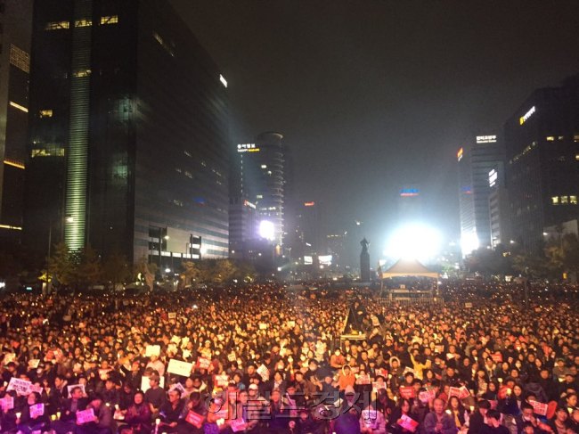 민주노총이 오는 12일 열리는 ‘민중총궐기 1주년 촛불집회’ 때 청와대 바로 앞인 서울 종로구 청운동주민센터 앞까지 행진하겠다고 7일 밝혔다. 사진은 지난 5일 서울 종로구 광화문광장에서 열린 ‘박근혜 퇴진 2차 주말 촛불집회’에 모인 인파. [사진=헤럴드경제DB]