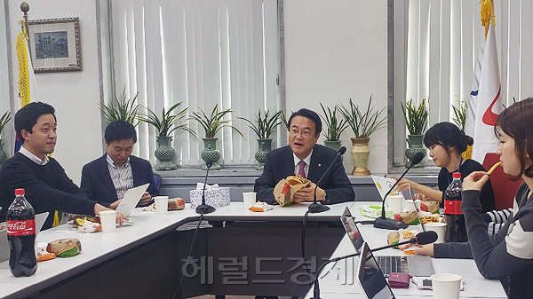 [사진=정진석 새누리당 원내대표(가운데)가 7일 국회 원내대표실에서 취재진과 브라운백 미팅을 갖고 있다. 정 원내대표는 “반기문 UN 사무총장은 병든 보수의 메시아는 결코 되지 않을 거라고 본다”며 “다시 태어나야 한다는 각오로 당을 리빌딩해야 한다”고 주장했다. 유은수 기자/yes@heraldcorp.com]