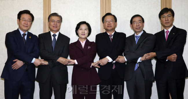 8???쒖슱 ?ъ쓽?????앸떦?먯꽌 ?대┛ ?붾텋?대?二쇰떦 ??좏썑蹂?議곗갔?먯꽌 李몄꽍?먮뱾??湲곕뀗珥ъ쁺???섍퀬 ?덈떎. ?쇱そ遺???댁옱紐??깅궓?쒖옣, 臾몄옱??????? 異붾?????? 源遺寃??섏썝, 諛뺤썝???쒖슱?쒖옣, ?덊씗??異⑸궓吏??/ ?덊썕 湲곗옄 rosedale@heraldcorp.com 2016.11.08
8???쒖슱 ?ъ쓽?????앸떦?먯꽌 ?대┛ ?붾텋?대?二쇰떦 ??좏썑蹂?議곗갔?먯꽌 李몄꽍?먮뱾??湲곕뀗珥ъ쁺???섍퀬 ?덈떎. ?쇱そ遺???댁옱紐??깅궓?쒖옣, 臾몄옱??????? 異붾?????? 源遺寃??섏썝, 諛뺤썝???쒖슱?쒖옣, ?덊씗??異⑸궓吏??/ ?덊썕 湲곗옄 rosedale@heraldcorp.com 2016.11.08