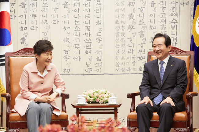 박근혜 대통령은 8일 국회를 방문해 정세균 국회의장과 만나 김병준 국무총리 지명 철회와 국회에서 새 총리 후보자를 세워줄 것을 제안하기로 했다. 사진은 지난달 24일 시정연설을 앞두고 국회를 찾은 박 대통령이 정 의장과 사전환담을 나누는 모습. [사진=헤럴드경제DB]