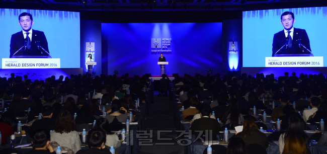 [사진설명=아시아 최대의 디자인 축제인 헤럴드디자인포럼2016이 8일 오전 서울 용산구 그랜드하얏트서울 그랜드볼룸에서 화려한 막을 올렸다. 홍정욱 ㈜헤럴드 회장의 개회사에 함께 시작된 포럼엔 각계 각층에서 1000여명이 참가해 컨버전스를 중심으로 한 디자인의 미래를 논했다. 박해묵 기자/mook@heraldcorp.com]