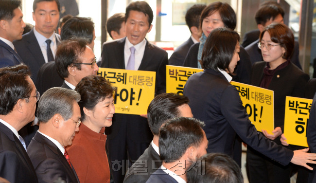 [사진=8일 오전 박근혜 대통령이 정세균 국회의장과 정국 해법을 논의하기 위해 국회 본관에 들어서자 야당의원들이 손피켓을 들고 시위를 하고 있다. 안훈 기자 rosedale@heraldcorp.com]